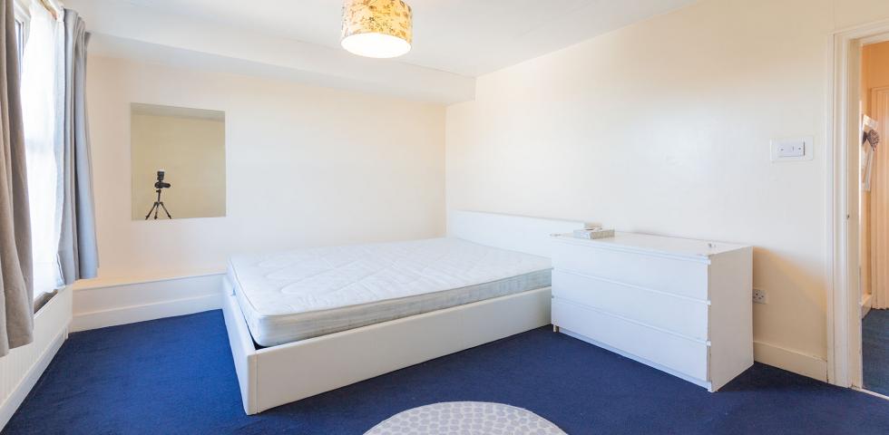 			UNDER OFFER , 2 Bedroom, 1 bath, 1 reception Flat			 Chamberlayne Road, KENSAL GREEN/QUEENS PARK